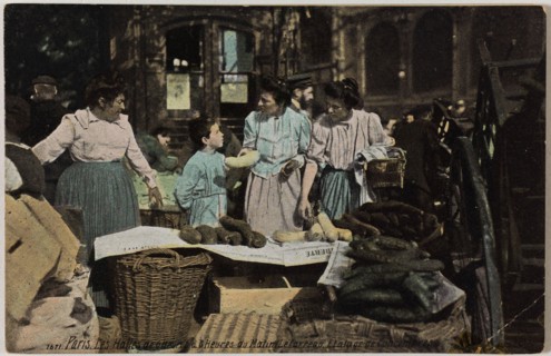 PARIS - THE HALLS OF 6 TO 8 HOURS HOURS MORNING: THE TILE, ETALAGE CUCUMBER (RUE BALTARD) Aqua photo/L.V. & compagnie. Les Halles de 6 heures à 8 heures du matin : le Carreau, étalage de concombres (r...