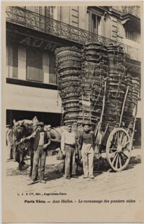 PARIS LIVED - THE HALLS, THE COLLECTION OF EMPTY BASKETS (RUE BALTARD L.J. & Compagnie, éditeur Angoulême-Paris. Paris vécu - Aux Halles, le ramassage des paniers vides, rue Baltard, Paris (Ier arr.)....