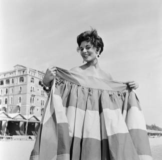 Eunice Gayson, actress enjoys a morning at the beach during Venice Film Festival, Wednesday 7th September 1955.