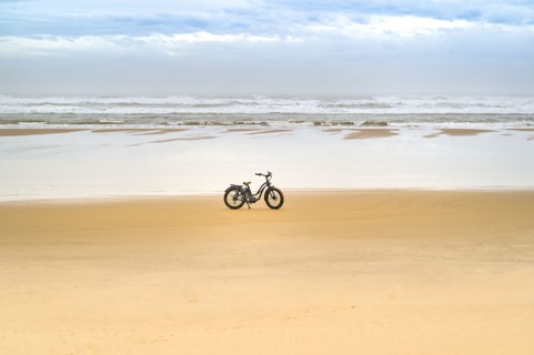 Fatbiking on the beach of La Coubre in the departement Charente-Maritime