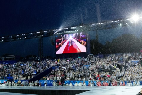 Zuschauer / Ehrengaeste im Regen im Regenponcho, FRA, Olympische Spiele Paris 2024, Eroeffnungsfeier, Opening Ceremony, 26.07.2024  Foto: Eibner-Pressefoto/Roger Buerke