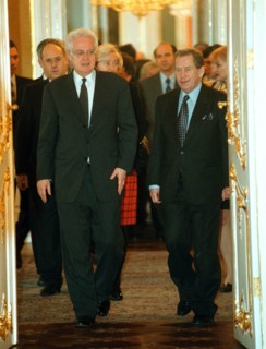 ***FILE PHOTO*** French Prime Minister Lionel Jospin (left) met with Czech President Vaclav Havel at Prague Castle on November 19, in Prague, Czech Republic. (CTK Photo/Stanislav Zbynek)