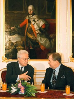 ***FILE PHOTO*** French Prime Minister Lionel Jospin (left) met with Czech President Vaclav Havel at Prague Castle on November 19, in Prague, Czech Republic. (CTK Photo/Stanislav Zbynek)