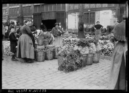 A press photograph from 1917 records activity in the Les Halles district of Paris during World War I. The image documents daily life and market activity in the French capital under wartime conditions.