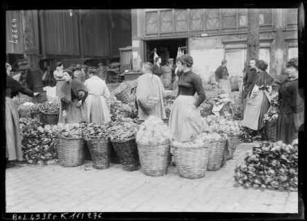 A press photograph from 1917 records activity in the Les Halles district of Paris during World War I. The image documents daily life and market activity in the French capital under wartime conditions.