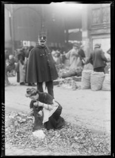 Les Halles in Paris appears in a 1917 press photograph during World War I, documenting the district identified by the source and placing it within the wartime setting of the French capital.