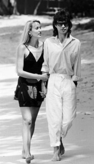 Jerry Hall model and actress walks arm in arm with her boyfriend Rolling Stones Mick Jagger in Barbados March 1981 Dbase MSI