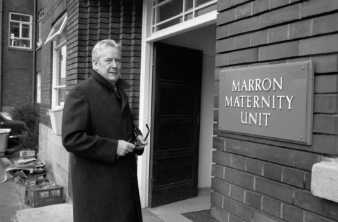 Dr Patrick Steptoe outside the Marron Maternity Unit, Oldham Hospital Lancashire, where Louise Brown was conceived by IVF England 19th July 1978. 1970s UK HOMER SYKES