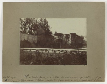 WALL WHICH ARE BURIED BEHIND THE PEOPLE guillotined in 1300 INSTEAD OF THE THRONE FOR TERROR, FOR TAKING A GARDEN LOCATED 41 BOULEVARD PICPUS, 12TH DISTRICT, PARIS Mur derrière lequel sont enterrés le...