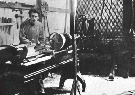 Louis Renault in 1898, behind his lathe in the improvised workshop in the garden of his father's property in Billancourt