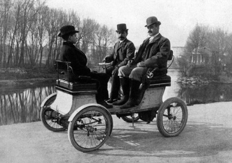 Dion Bouton's first "face-to-face", in 1899