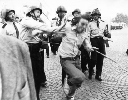 Scène de manifestation dans les rues de Paris (1974)