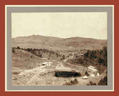 Wi-wi-la-kah-ta canon. Old hotel, new bath house, Hotel Minnekahta and Battle Mt. in background,