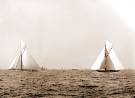 Columbia and Shamrock I, the start, Columbia (Sloop), Shamrock I (Yacht), America's Cup races,