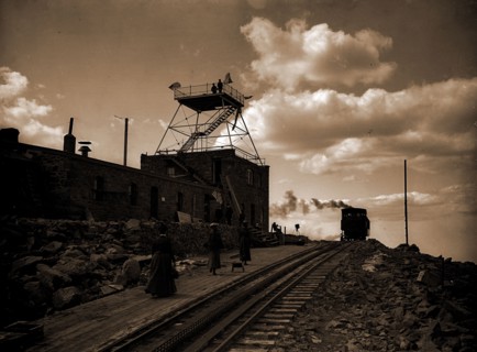 Station and hotel, summit of Pike's Peak, Jackson, William Henry, 1843-1942, Hotels, Railroad
