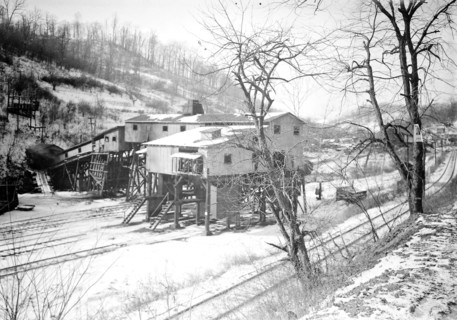 Scott's Run, West Virginia. Jere, mine tipple - Mine bankrupt and closed since December 1936. The