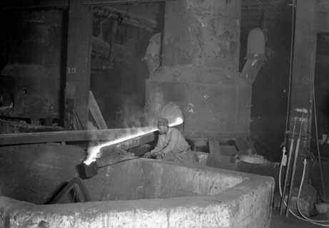 Eddystone, Pennsylvania - Railroad parts. Baldwin Locomotive Works. Moulder takes a small pot of