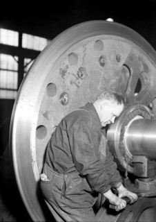 Eddystone, Pennsylvania - Railroad parts. Baldwin Locomotive Works. Machinist finishing axle on