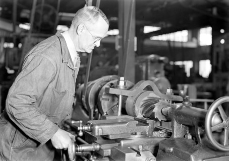 Eddystone, Pennsylvania - Railroad parts. Baldwin Locomotive Works. Toolmaker making a taper sleeve