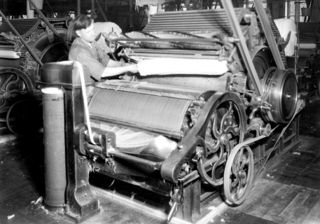 Manchester, New Hampshire - Textiles. Pacific Mills. Carding machine, April 1937, Lewis Hine, 1874