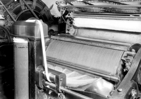 Manchester, New Hampshire - Textiles. Pacific Mills. Carding machine, April 1937, Lewis Hine, 1874