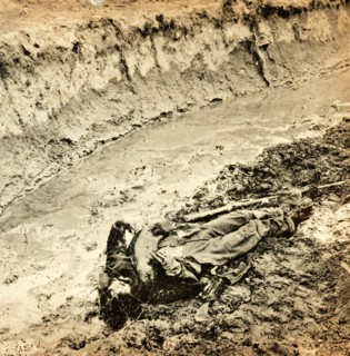 Dead Confederate soldier in the trenches of Fort Mahone, Petersburg, Virginia, US, USA, America,