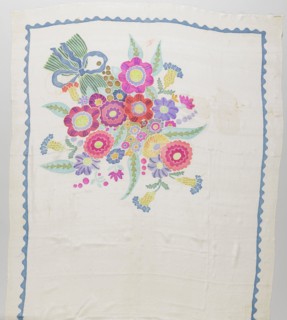 Scarf crepe de Chine with a white ground, which on both sides a multicolored pattern of flowers,