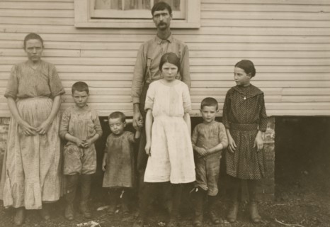 [Gracie Clark, Spinner, With Her Family, Hunstville, Alabama]