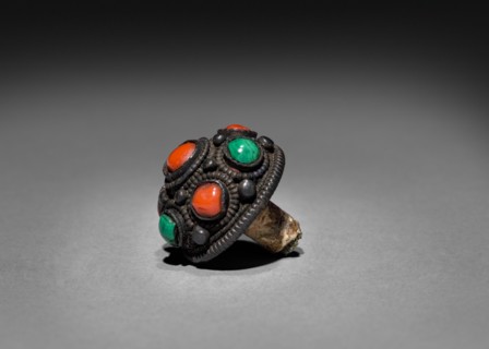 Snuff Bottle (stopper), 1644-1912. China, Qing dynasty (1644-1911). Glass; overall: 7.7 x 4.2 cm (3