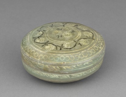 Box and Cover with Inlaid Chrysanthemum and Scroll Design, 1200s. Korea, Goryeo period (918-1392).