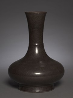 Vase, 1736-1795. China, Qing dynasty (1644-1911), Qianlong reign (1736-1795). Porcelain with dark