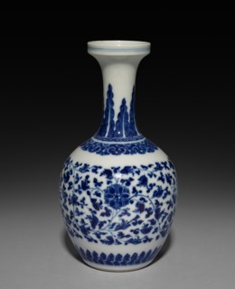 Globular Vase with Long Neck, 1661-1722. China, Qing dynasty (1644-1911), Kangxi reign (1661-1722).