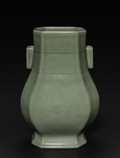 Suspension Vase, 1723-1735. China, Jiangxi province, Jingdezhen kilns, Qing dynasty (1644-1912),