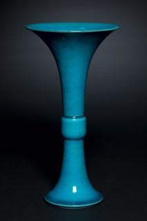 Pair of Beaker Vases in Form of Archaic Gu, 1661-1722. China, Jiangxi province, Jingdezhen kilns,