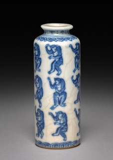Snuff Bottle with Stopper, 1723-1735. China, Jiangxi province, Jingdezhen kilns, Qing dynasty