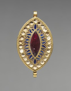 Almond-Shaped Pendant, 400-600. Byzantium, early Byzantine period, 5th-7th Century. Gold, lapis