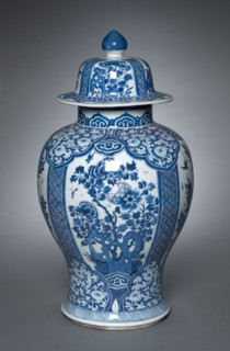 Vase with Cover, Qing dynasty (1644-1911), Kangxi reign (1661-1722). China, Jiangxi province,