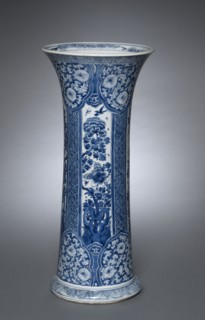 Vase, Qing dynasty (1644-1912), Kangxi reign (1661-1722). China, Jiangxi province, Jingdezhen