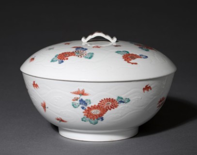 Covered Bowl with Chrysanthemums and Chidori: Kakiemon Ware, early 18th century. Japan, Edo Period