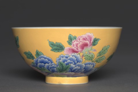 Bowl with Peonies, 1662-1722. China, Jiangxi province, Jingdezhen kilns, Qing dynasty (1644-1912),