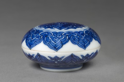 Round Covered Box with Medallions, 1522-1566. China, Jiangxi province, Jingdezhen kilns, Ming
