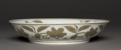 Dish with Flowers and Fruit, 1488-1505. China, Jiangxi province, Jingdezhen kilns, Ming dynasty