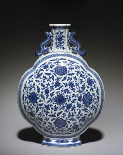 Gourd Flask with Floral Scrolls, 1723-1735. China, Jiangxi province, Jingdezhen, Qing dynasty