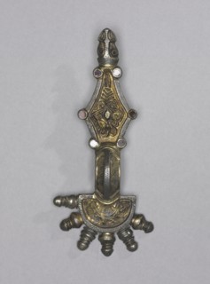 Fibula, 500s. Ostrogothic, Migration period, 6th century. Gilt silver and garnets; overall: 13.4 cm