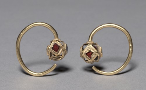 Earring, 400s. Ostrogothic, Migration period, 5th century. Gold with garnets; overall: 3.5 x 3.4 x