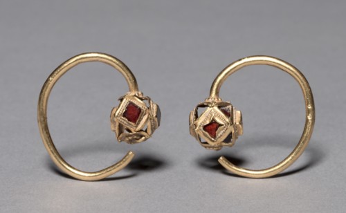 Earrings (pair), 400s. Ostrogothic, Migration period, 5th century. Gold with garnets; overall: 3.5