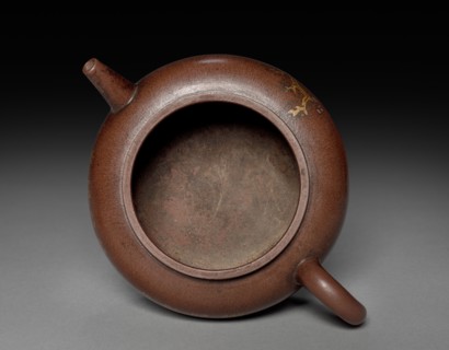 Teapot with Gold Leaf Landscape and Imperial Poem, 1762-95. China, Qing Dynasty (1644-1911),