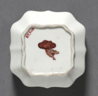 Square Covered Box with Hundred Antiquities, 1723-1735. China, Jiangxi province, Jingdezhen, Qing