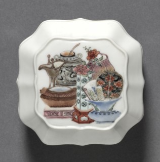 Square Covered Box with Hundred Antiquities (lid), 1723-1735. China, Jiangxi province, Jingdezhen,