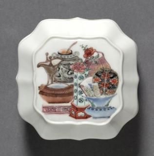 Square Covered Box with Hundred Antiquities, 1723-1735. China, Jiangxi province, Jingdezhen, Qing